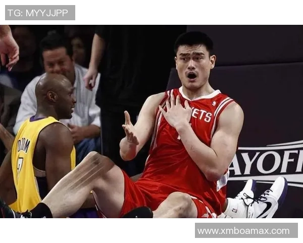 姚明挥洒汗水练就招牌绝技展现篮球巨星风范