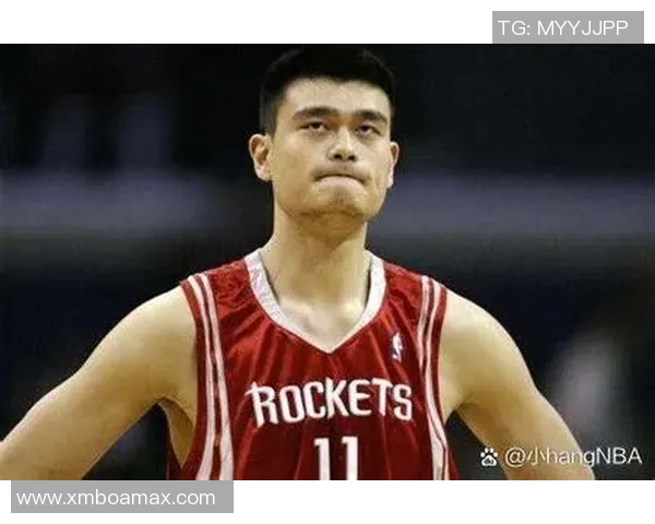 姚明用手掌展示篮球技巧的独特魅力与运动精神