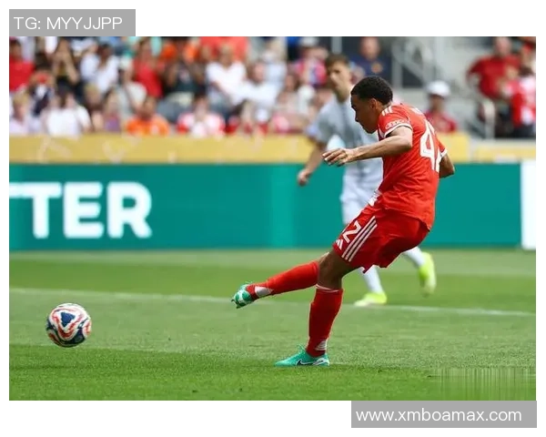 中超精彩对决里昂与拜仁战成平局帽子戏法引发全场热潮解析战术细节